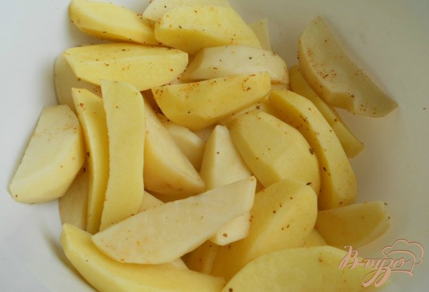 Картофель очистить и разрезать на 4 части в длину. Посолить, посыпать мускатным орехом и специями.