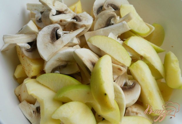 Из яблока удалить сердцевину, разрезать на 8 долек, шампиньоны - на 2-4 части. Добавить к картофелю, влить оливковое масло, перемешать хорошо и оставить на 10 минут.