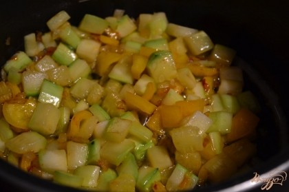 В кастрюльке на оливковом масле обжарить овощи в течении 5-7 минут.