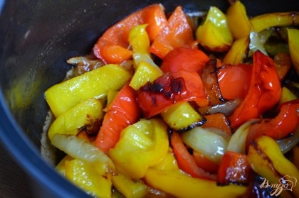 В кастрюльке на оливковом масле  овощи  обжарить.