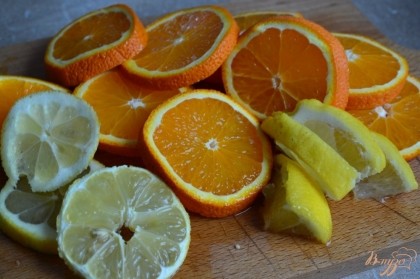 Апельсины и лимон порезать.