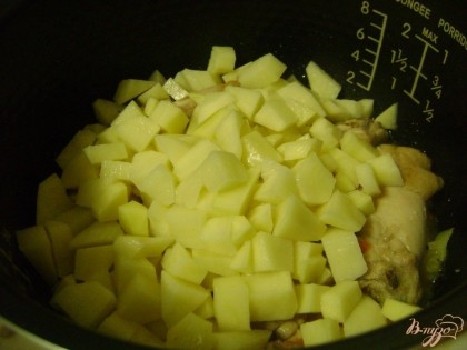 Тем временем нужно подготовить картофель. Клубни очистить и помыть, порезать небольшими кусочками. Выложить в чашу.