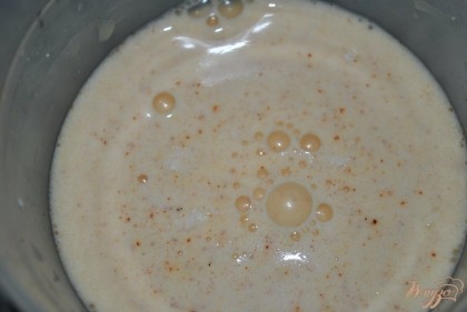 Делаем соус: плавленный сыр с чесноком и специями взбить в блендере до однородности