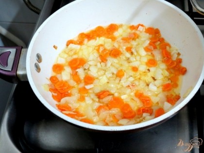 Лук нарежьте мелкими кубиками. Морковь нарежьте кружочками. Лук и морковь отправьте пассероваться на растительном масле. Добавьте пассеровку в суп.