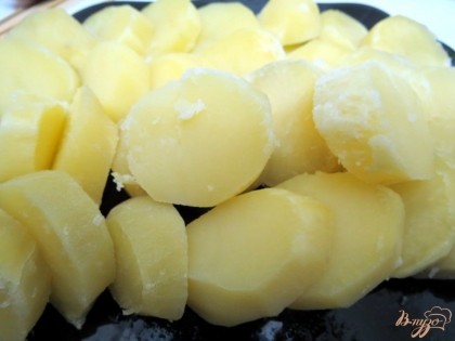 Картофель берём не разваривающихся сортов чистим, моем варим его, охлаждаем.Затем нарезаем кружочками.