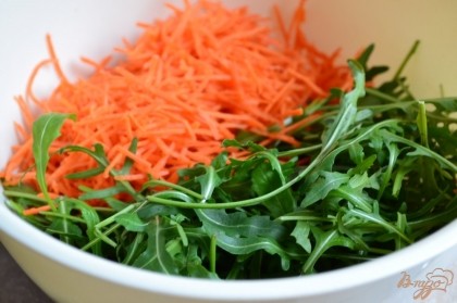 В салатник уложить рукколу и соломку из моркови.