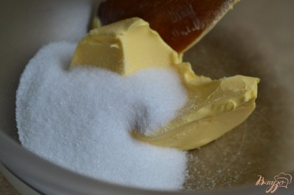 Мягкое сливочное масло растереть с сахаром и щепоткой соли.