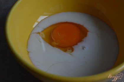 Молоко и яйцо немного взбить вилочкой.