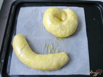 Смазываем желтком пироги и даем постоять при комнатной температуре 20-25 минут.