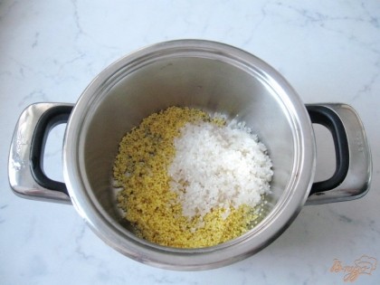 Рис также хорошо промываем и добавляем в кастрюлю к пшену.