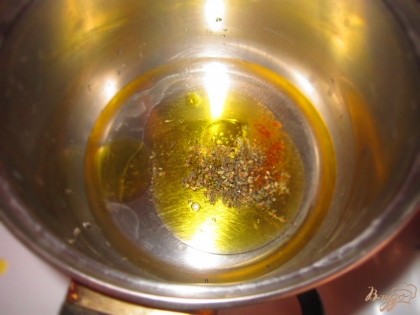 В кастрюлю налейте воду в нее добавьте оливковое масло, соль, сахар и специи доведите до кипения.