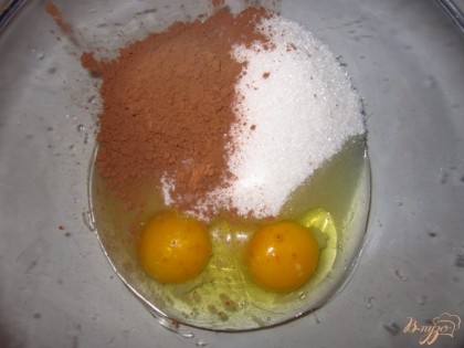 Делаем шоколадно-заварной крем. В миску выбейте яйца, добавьте какао,сахар перемешайте венчиком.Потом всыпьте муку и корицу и хорошо перемешайте.