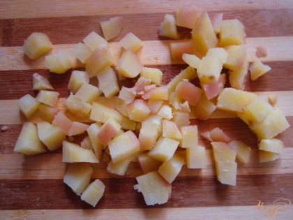 Картофель отварить в мундирах и нарезать мелким кубиком.