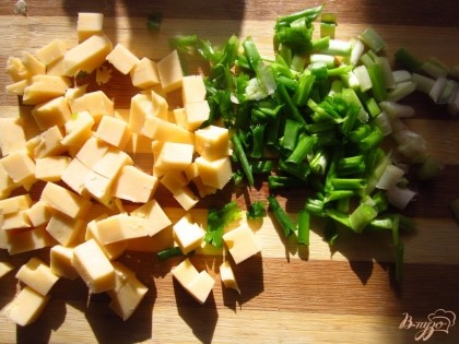 Твердый сыр мелко нарежьте и измельчите зеленый лук.