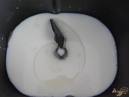 В ведёрко хлебопечки наливаем сначала жидкие компоненты молоко и растительное масло.