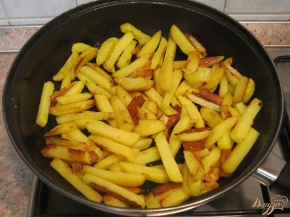 Обжарить на растительном масле картофель до готовности. Посолить.
