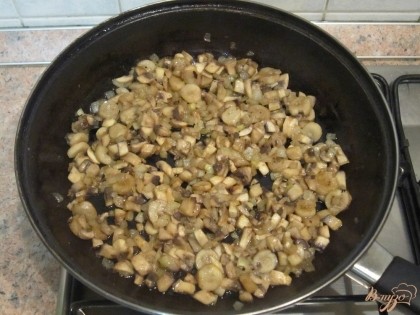 На отдельной сковороде обжарить вместе грибы и лук. Посолить.
