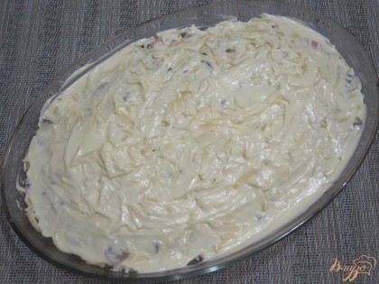 Слоями выложить в форму - картофель, колбасу, затем лук с грибами и посыпать сверху сыром. Промазать майонезом.