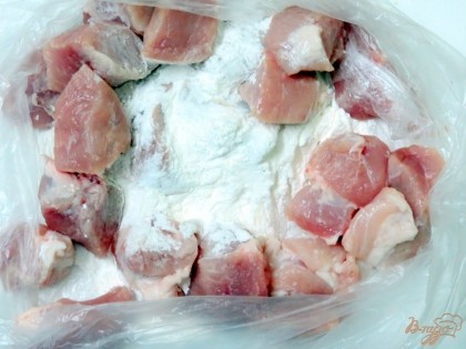Кусочки мяса выкладываем в полиэтиленовый пакет, туда-же отправляем крахмал. Пакет завязываем и хорошо встряхиваем, чтобы все кусочки мяса покрылись крахмалом.
