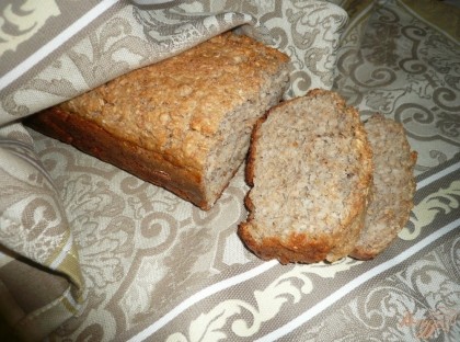 Готово! Готовую буханку заворачиваю в полотенце, перед тем, как подавать, хлебу стоит дать остыть. Очень мягкий хлеб получается и ароматный.