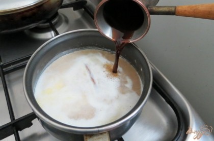 В молоко влить свежезаваренный кофе.