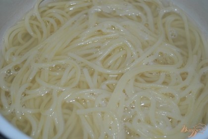 Отварить спагетти, слить воду