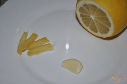 Приготовить ингредиенты для соуса: маленький зубочек чеснока, имбирь и лимонный сок