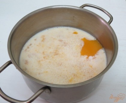 В охлаждённое молоко отправляем пробитое в блендере персиковое пюре.