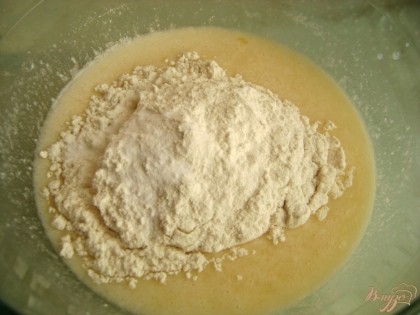 Пшеничную муку смешайте с содой и сахаром. Добавляйте ее в тесто, постоянно помешивая.