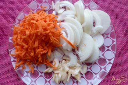 Нарежем лук,чеснок,морковь натрем.