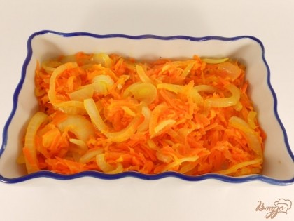 Форму для запекания смазать растительным маслом. Выкладывать подготовленные продукты слоями: половину лука с морковью.