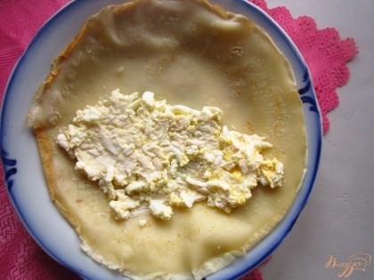 Охлажденные плавленный сыр натрите на большой терке и также поступите с вареными яйцами. Добавьте выдавленный чеснок и майонез, перемешайте. Намажьте начинку на блин.