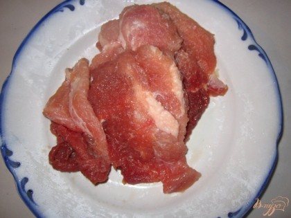 Мясо свинины, а именно задняя часть, отбить.
