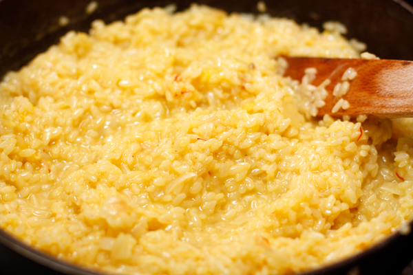 Минут через 15 рис будет почти готов и приобретет яркий желтый оттенок. Попробуйте на соль, посолите, если надо.