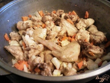 Слегка обжарим лук и морковь на сковороде.Курицу порежем на кусочки,добавим к луку и жарим до полу-готовности (минут 15-20)