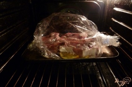 Куски свинины с апельсином кладем в рукав для запекания и запекаем 1-1,5 часа.