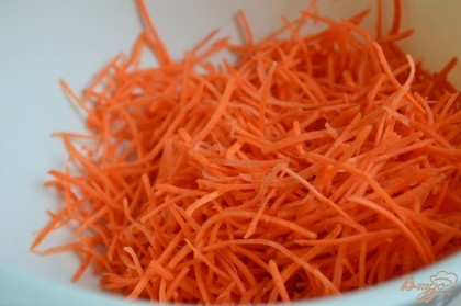 Морковь натереть соломкой и уложить в салатник.