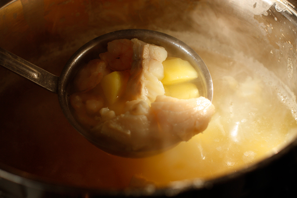 Когда картофель будет почти готов, добавьте рыбное филе и креветки. Доведите суп до кипения и выключите.  Подавайте с мелко нарезанной зеленью.