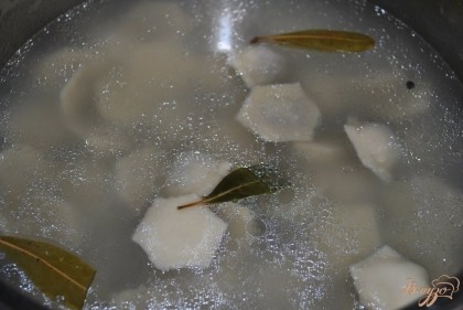 Отварить пельмени 10-12 минут с лавровым листом и черным перцем