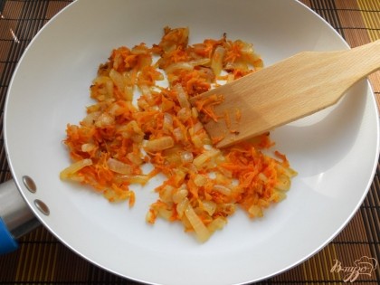 Порезанный лук и тертую морковь обжарить до мягкости на растительном масле.