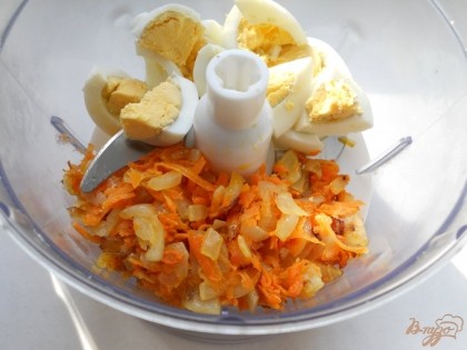 Отварные яйца, чеснок и лук с морковью измельчить в блендере до состояния паштета.