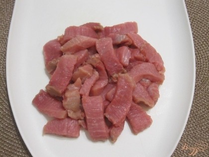 Мясо порезать соломкой.