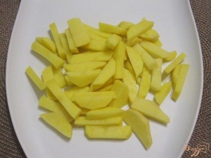 Картофель нарезать соломкой.