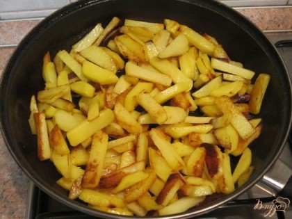 Обжарить картофель на сковороде на растительном масле до полуготовности.