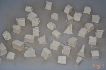 Нарезать плавленный сыр небольшими кусочками