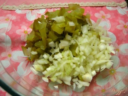 Соленые огурцы порежьте кубиками, лук очистите от шелухи и измельчите. Сложите овощи в салатник.
