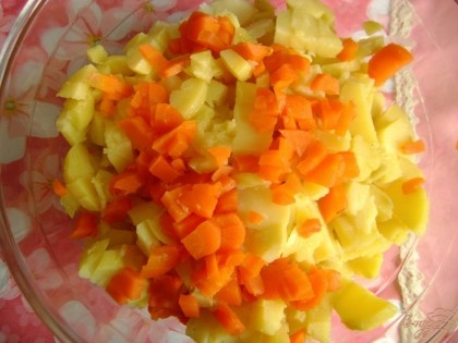 Следующий компонент - морковь. Ее также следует отварить, очистить и порезать.
