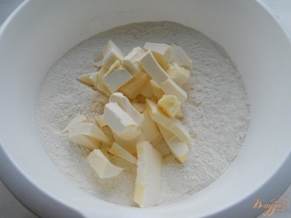 В миску просеять муку и разрыхлитель, добавить холодный маргарин, порезанный кусочками.