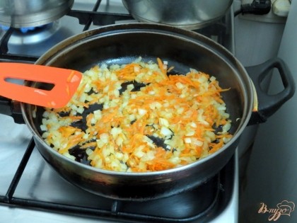 На другой сковороде пассеруем мелко порезанный лук с морковью. В конце добавляем мелко порезанные шампиньоны. Всё вместе тушим до мягкости.