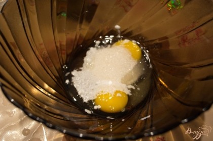 В миску вбейте два яйца. Добавьте соль, сахар, разрыхлитель.